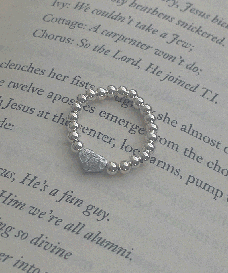 A ball chain heart ring. : [PRODUCT_SUMMARY_DESC]