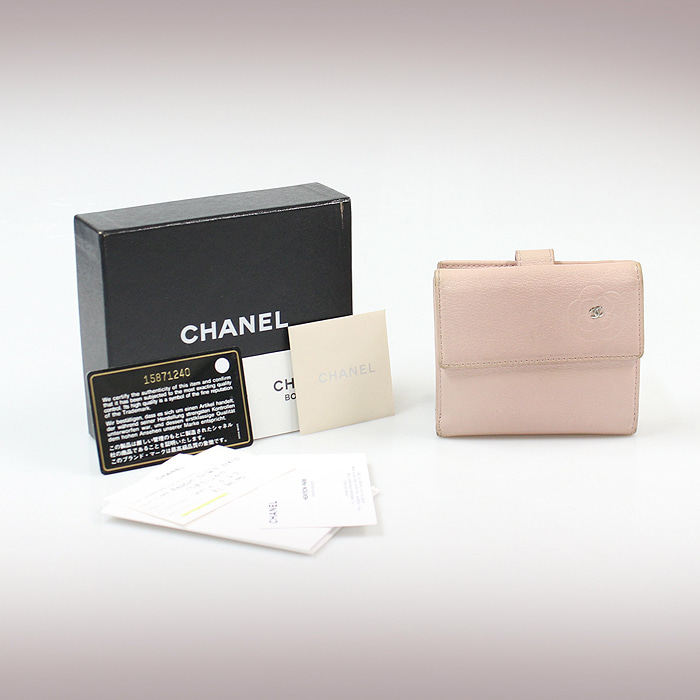 Chanel(샤넬) A46507 핑크 레더 까멜리아 은장 COCO 로고 반지갑