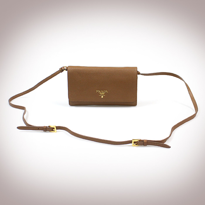 Prada(프라다) 1M1437 브라운 비텔로 그레인 금장 로고 장지갑 크로스백