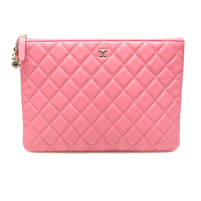 Chanel(샤넬) A82415 핑크 램스킨 금장 클래식 참 장식 뉴미듐 클러치 (22번대)