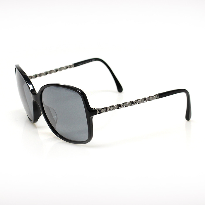 Chanel(샤넬) A40911 5210 블랙 컬러 은장 체인 장식 선글라스