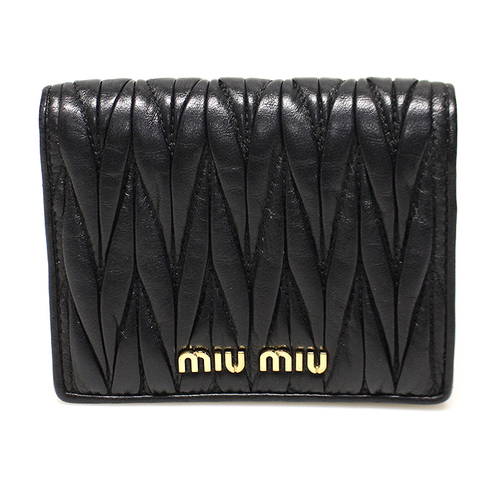 MiuMiu(미우미우) 5MV204 블랙 마테라쎄 금장 레터링 로고 플랩 반지갑