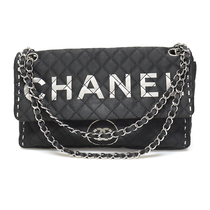 Chanel(샤넬) 블랙 새틴 패브릭 퀄팅 로고 자수 은장 체인 플랩 숄더백 (12번대)