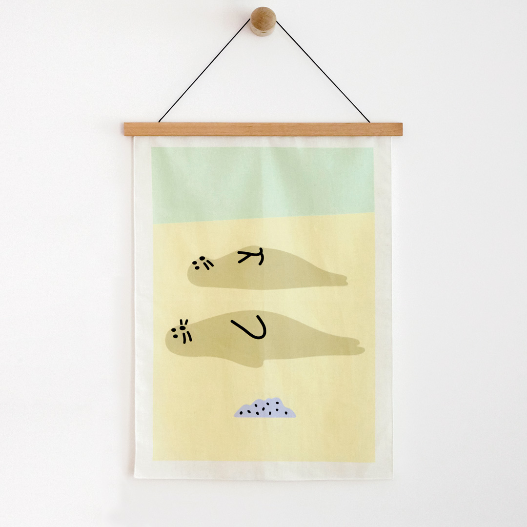 8차입고* [웜그레이테일] SEAL FRIENDS FABRIC POSTER - SMALL