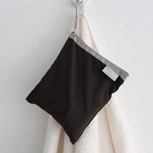 [projet] flat pouch (black olive)