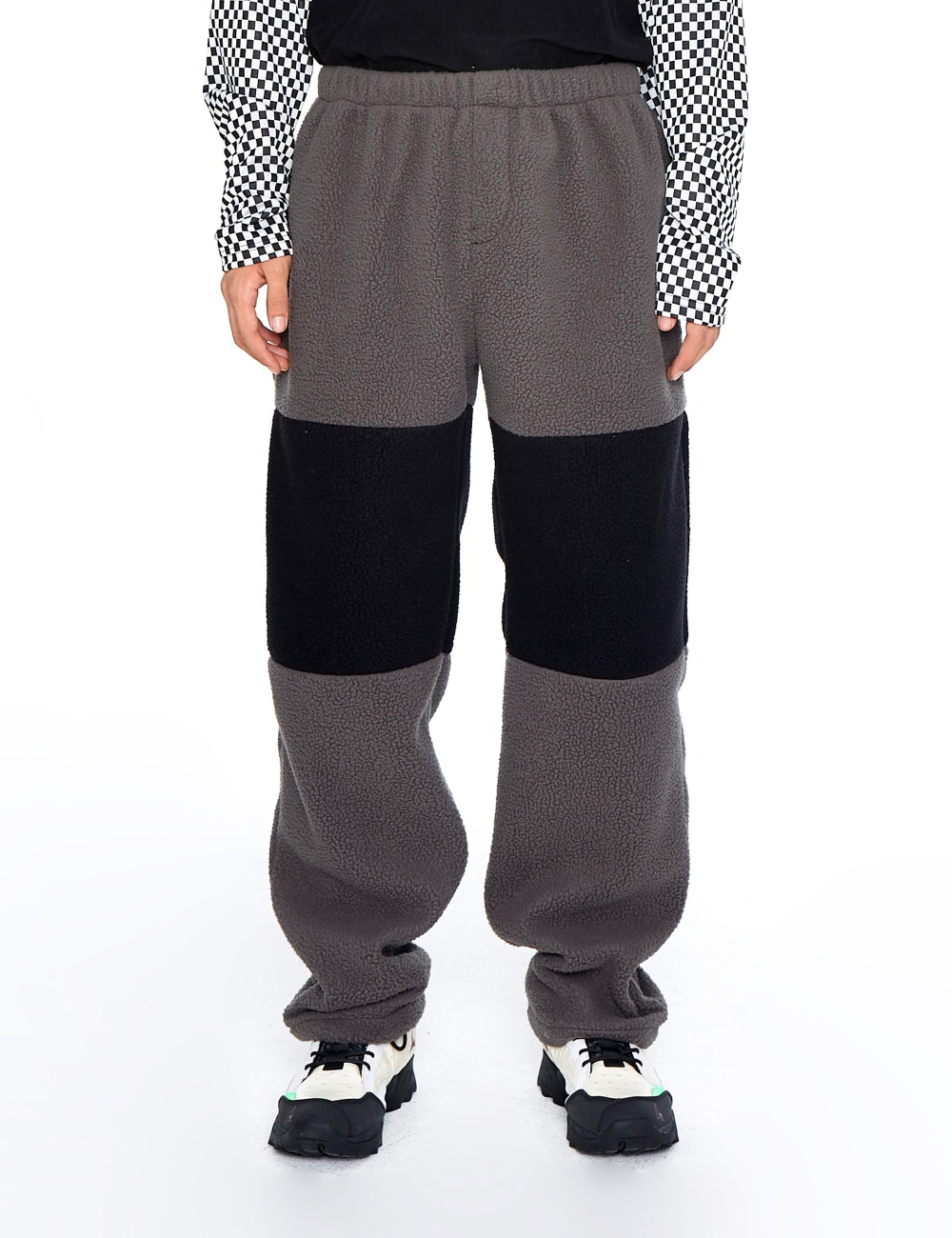 COLOR-BLOCKED FLEECE PANTS_BLACK &amp; GREY