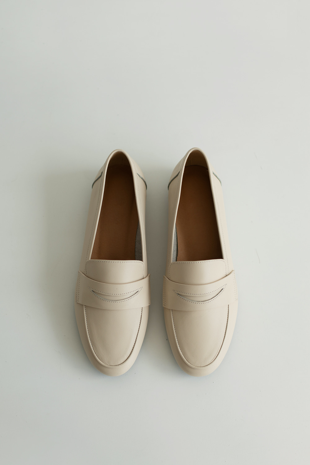 5379_Round Toe Leather Loafer