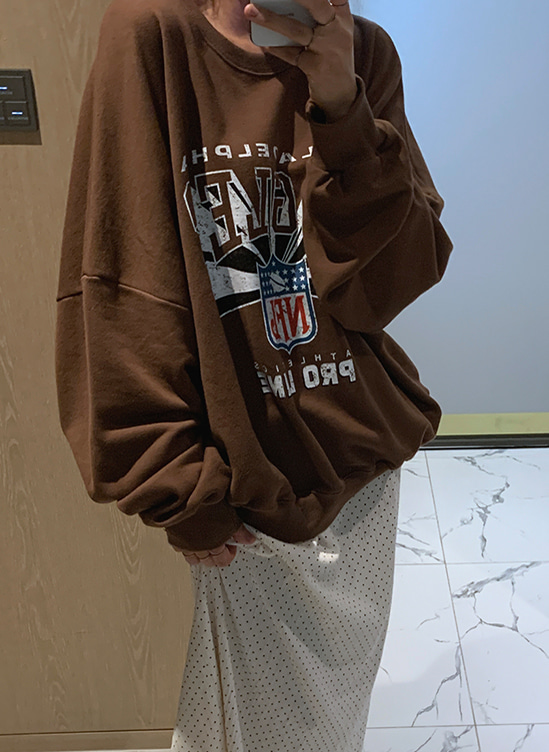 이글루즈핏맨투맨