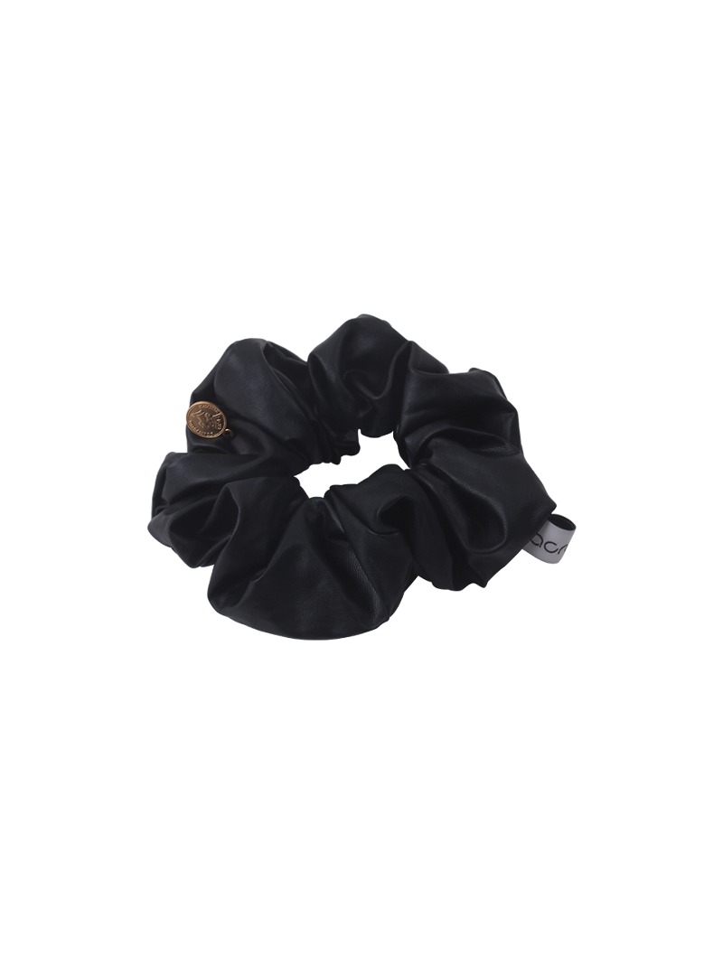 VEGAN LEATHER SCRUNCHIE BK