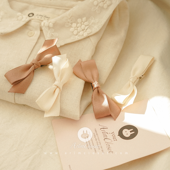 [38차제작]너가 좋아하는 카라멜과 하양초코  - white cream &amp; soft brown ribbon baby pin