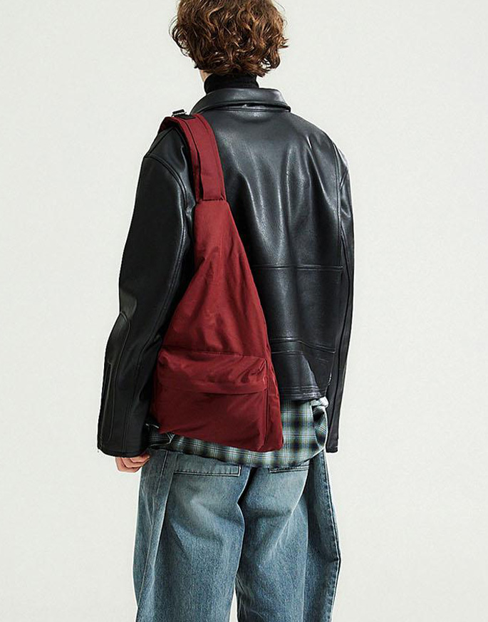 [HALEINE] BIG POCKET PADDED LAYERD STRAP SLING BAG _ BURGUNDY