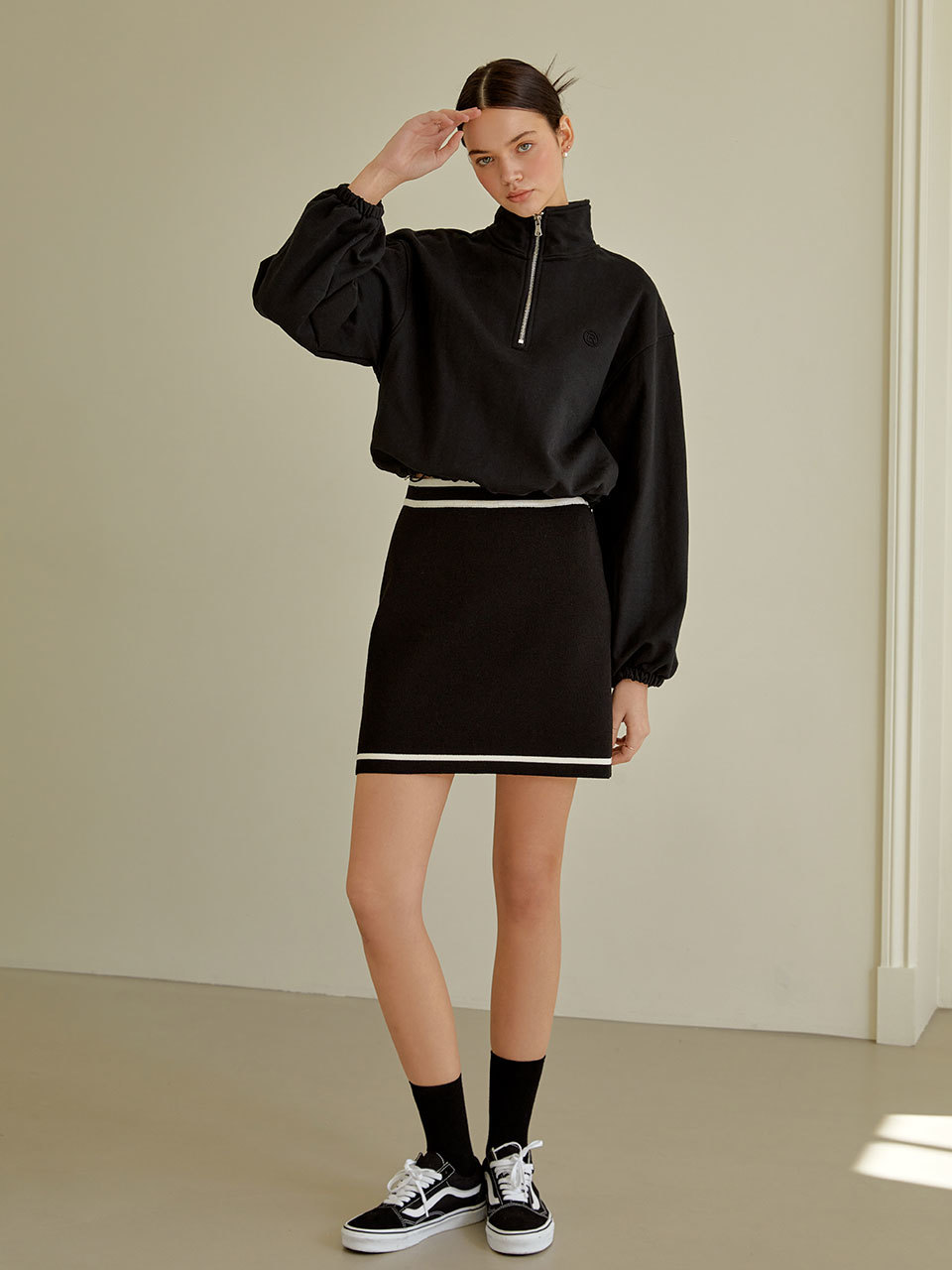 Line knit mini skirt (black)
