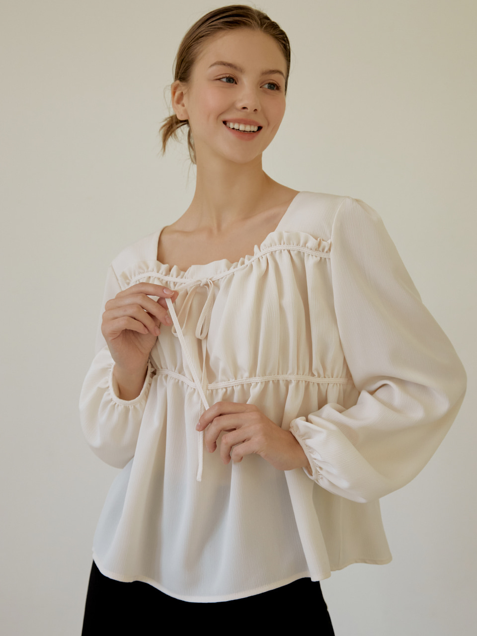 Square shirring ribbon blouse (cream)