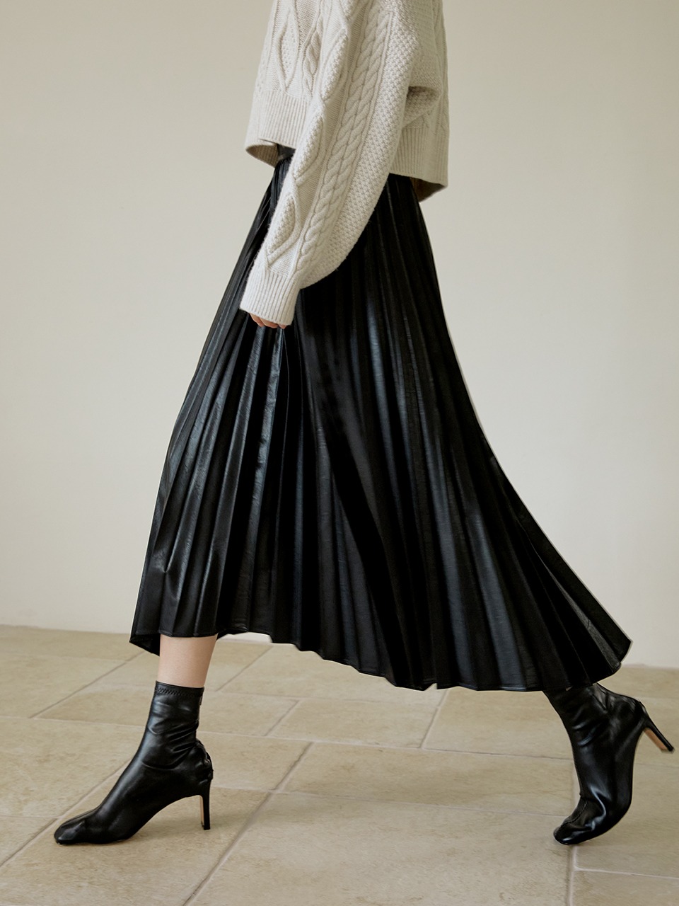 Pleats leather long skirt (black)