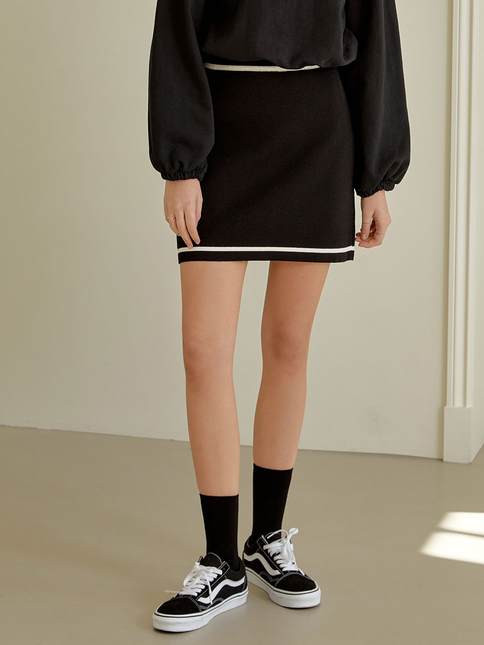 Line knit mini skirt (black)