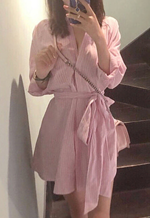 [해외]Kc 핑크 스트라이프 허리 리본 셔츠 원피스 [80427-A009]