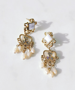 gold-heart earring : [PRODUCT_SUMMARY_DESC]