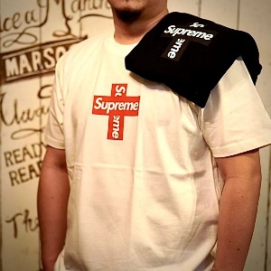 SUPREME 크로스 로고 반팔티셔츠