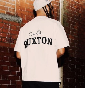 Cole Buxton 심플 패치 로고 반팔티셔츠