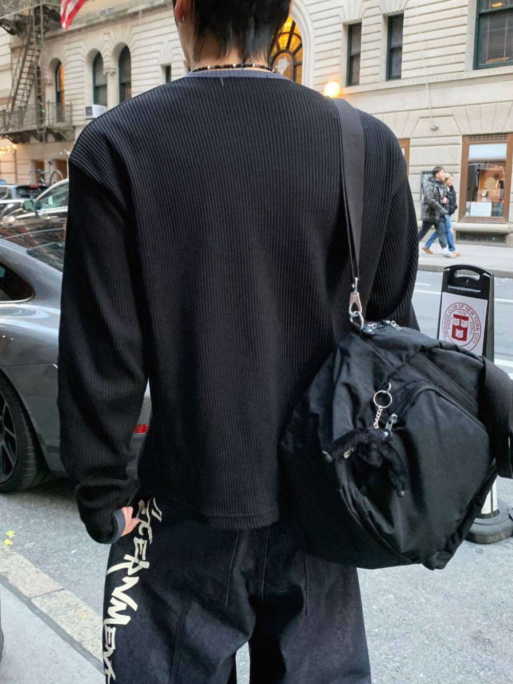 긴팔 티셔츠 모델 착용 이미지-S2L1