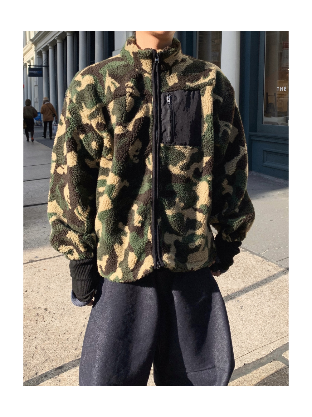 긴팔 티셔츠 모델 착용 이미지-S2L3