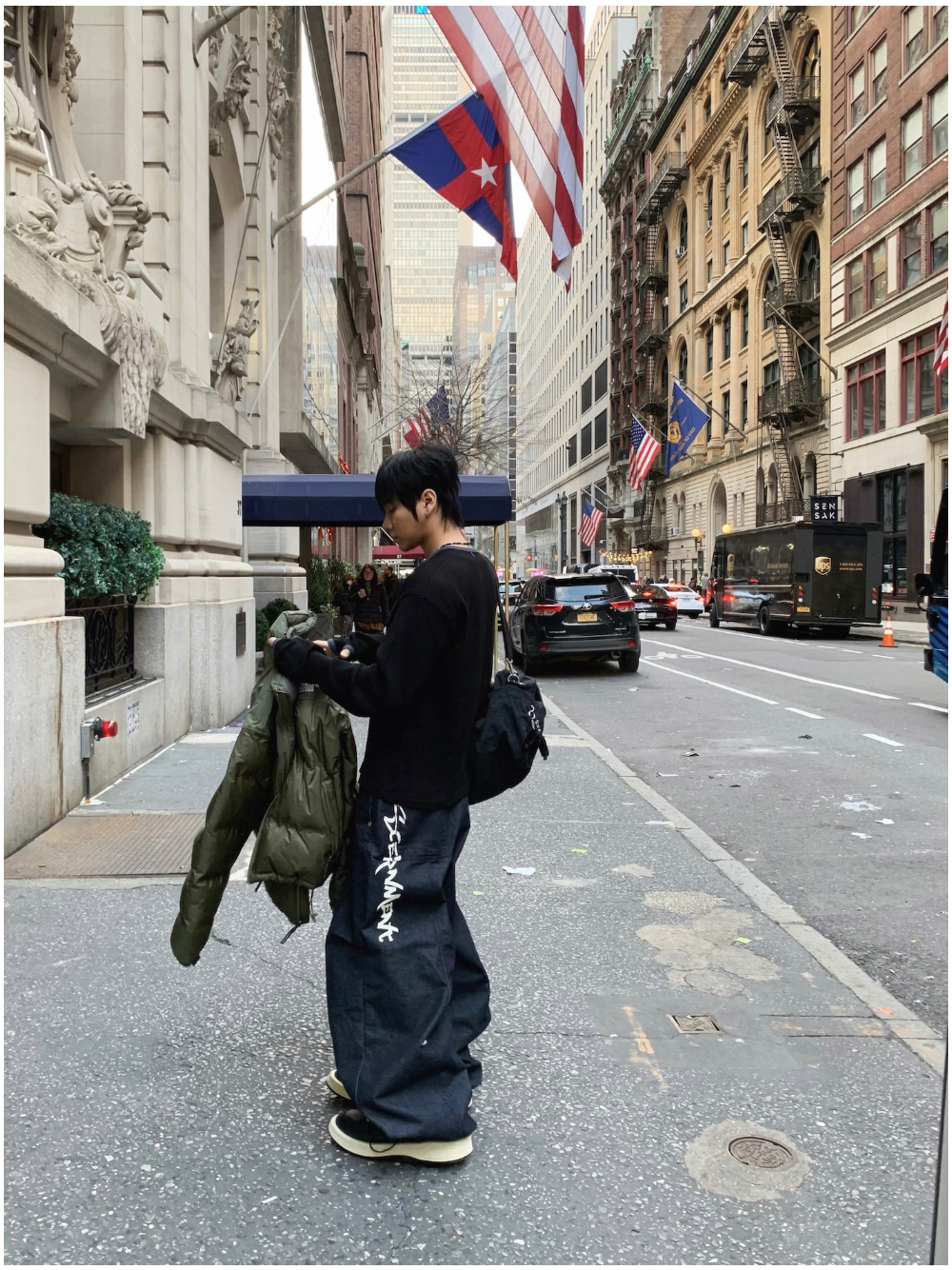 긴팔 티셔츠 모델 착용 이미지-S2L23