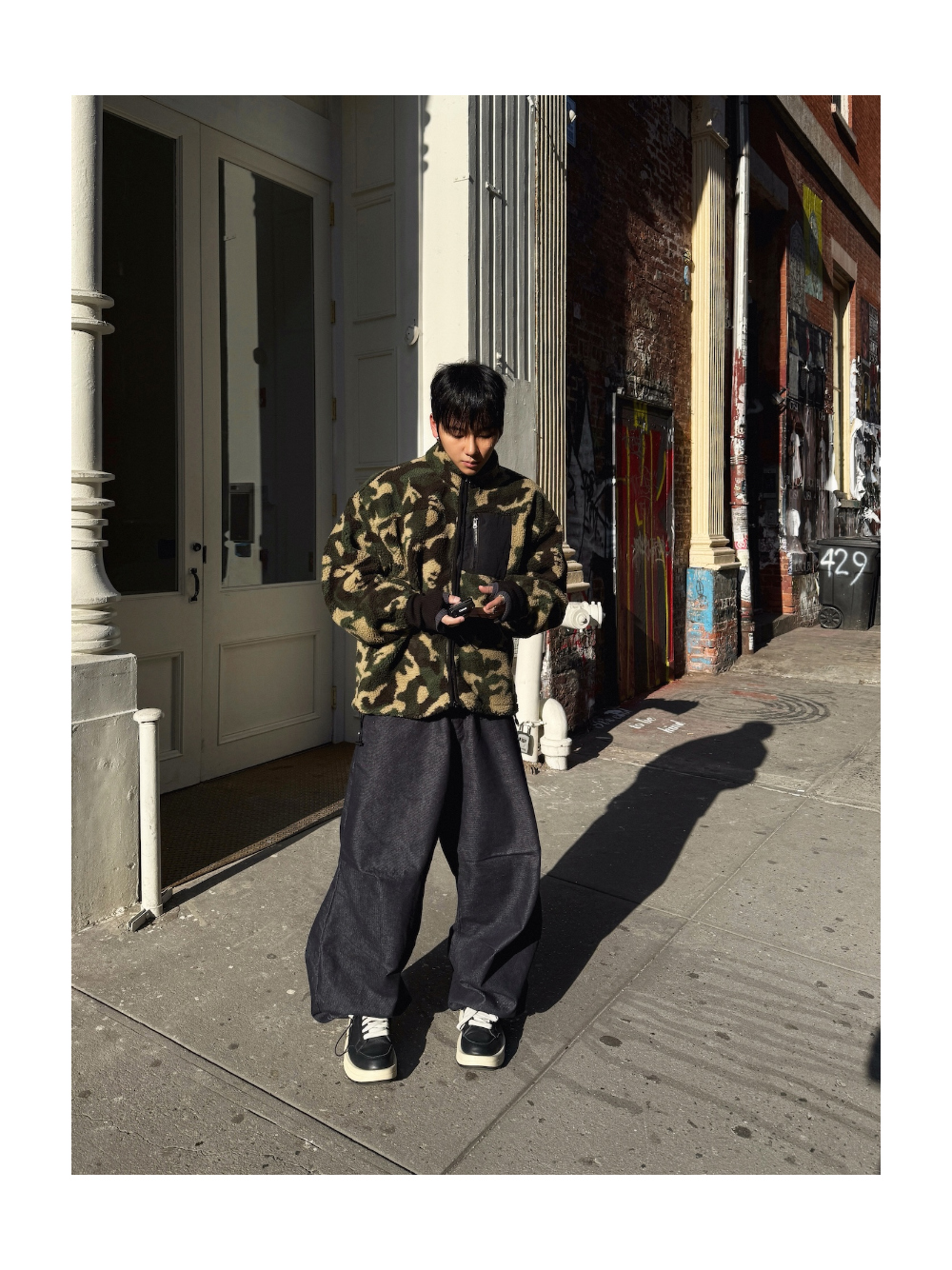 긴팔 티셔츠 모델 착용 이미지-S2L2