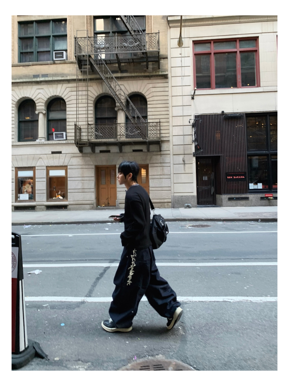 긴팔 티셔츠 모델 착용 이미지-S2L21