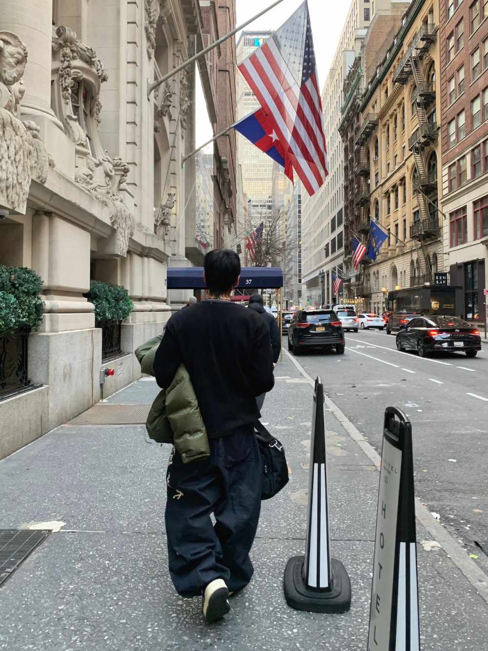 긴팔 티셔츠 모델 착용 이미지-S2L22