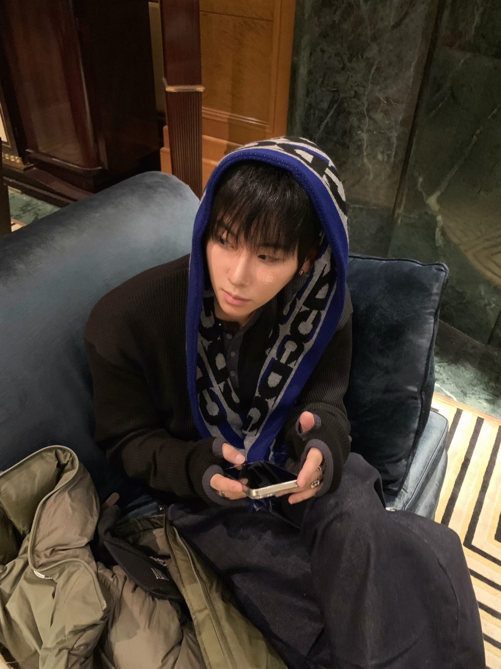 긴팔 티셔츠 모델 착용 이미지-S2L24