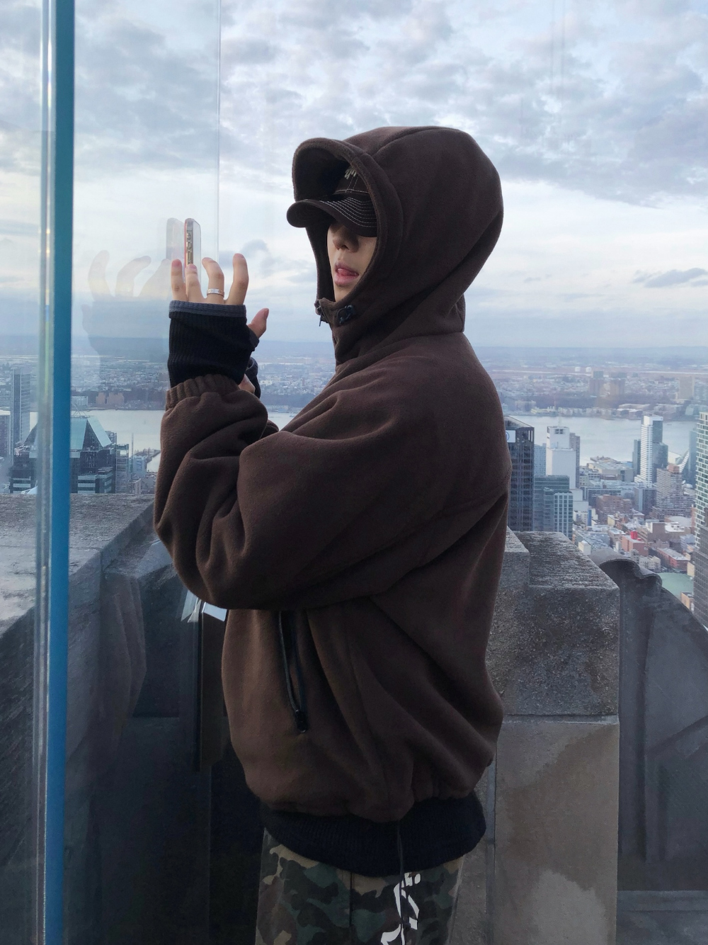 긴팔 티셔츠 모델 착용 이미지-S2L13