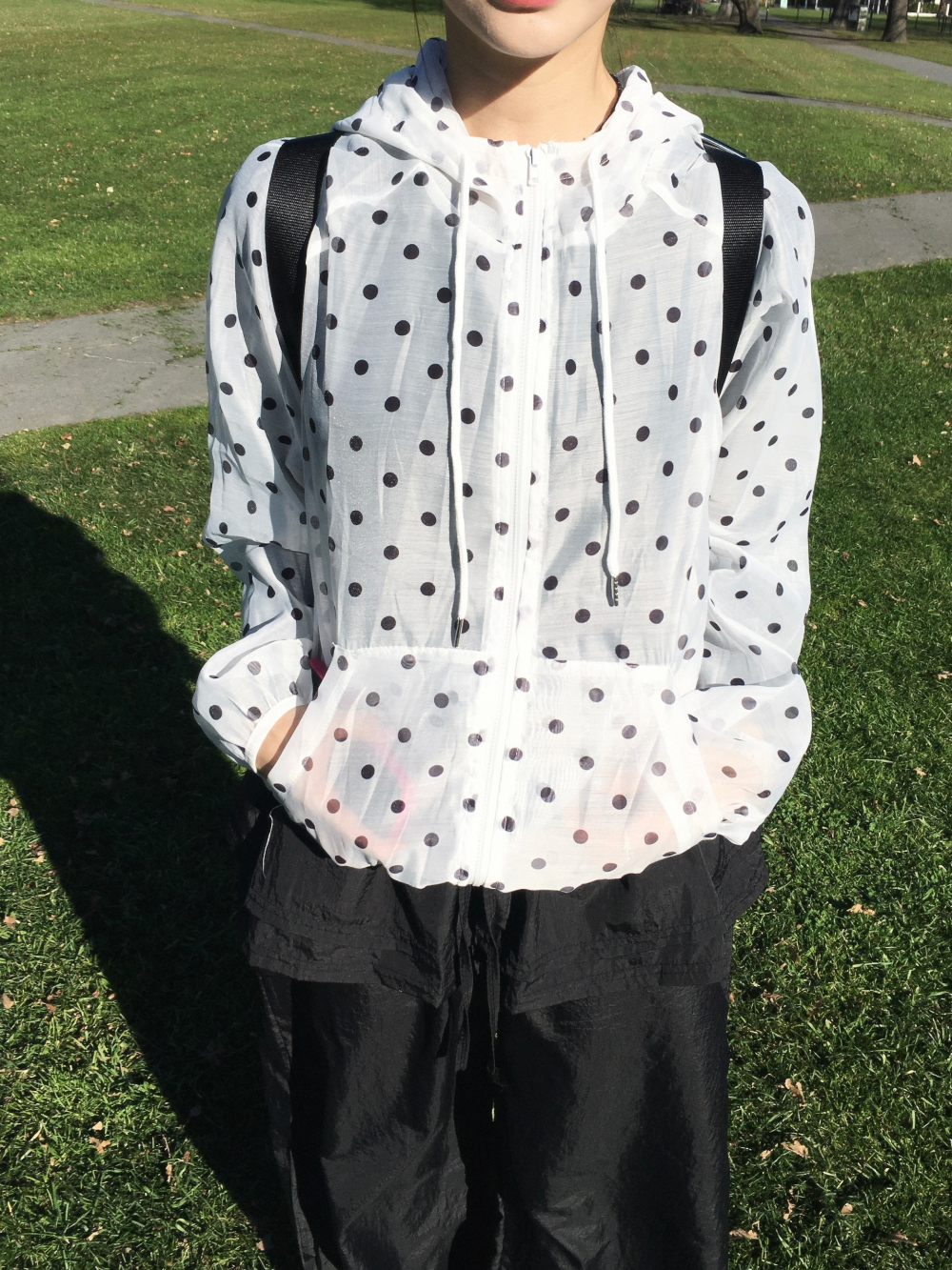 블라우스 모델 착용 이미지-S1L2