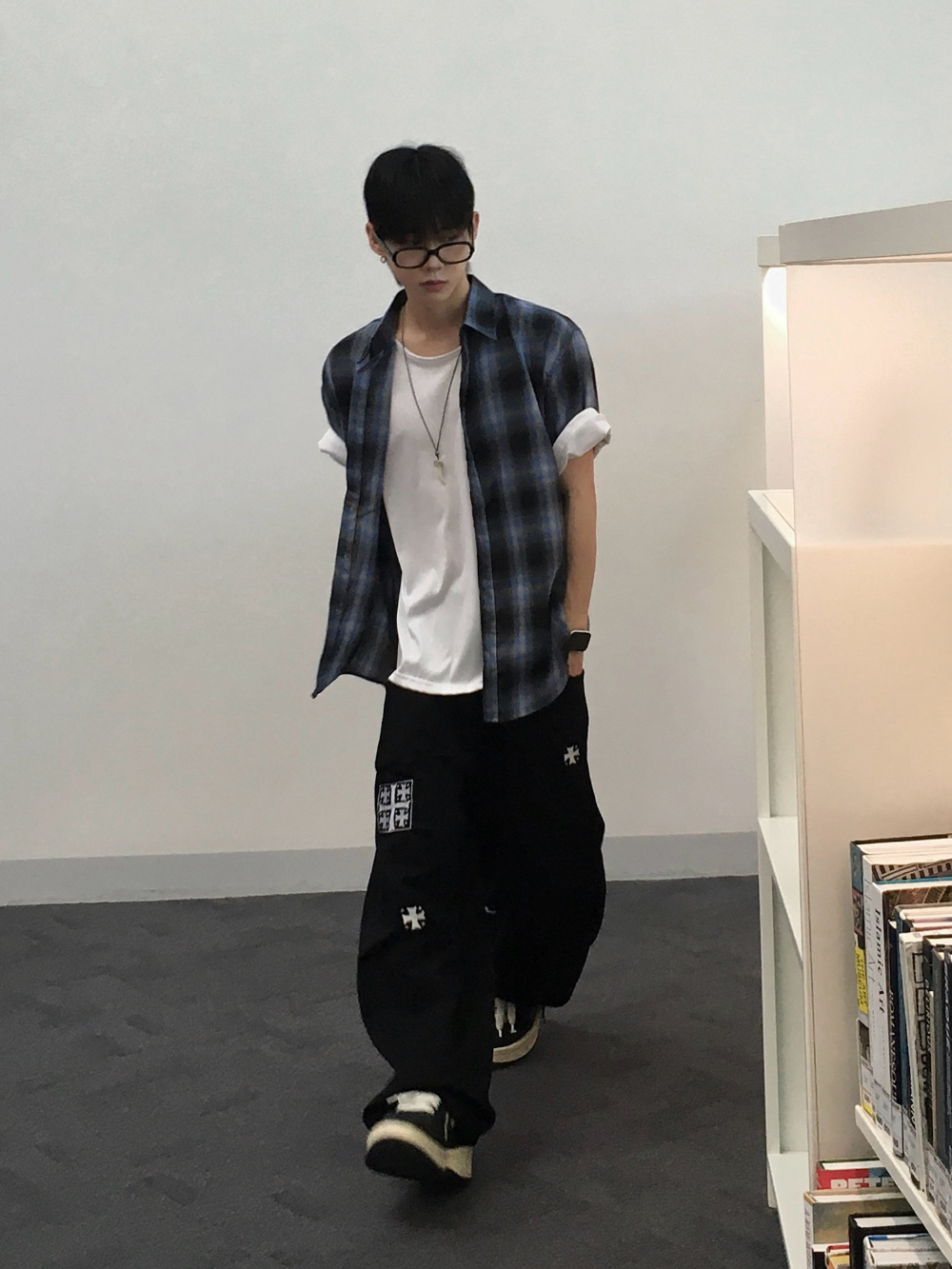 바지 모델 착용 이미지-S2L11