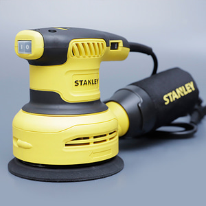 [STANLEY] 스탠리 5인치 원형 샌더 SS30-KR / 300W 랜덤 오비탈샌더, 편안한 고무그립, 문과 창문, 가구공예, 목공, 자동차에서 사용 / 기본 샌딩페이퍼 포함 / 회원할인 적립제외상품