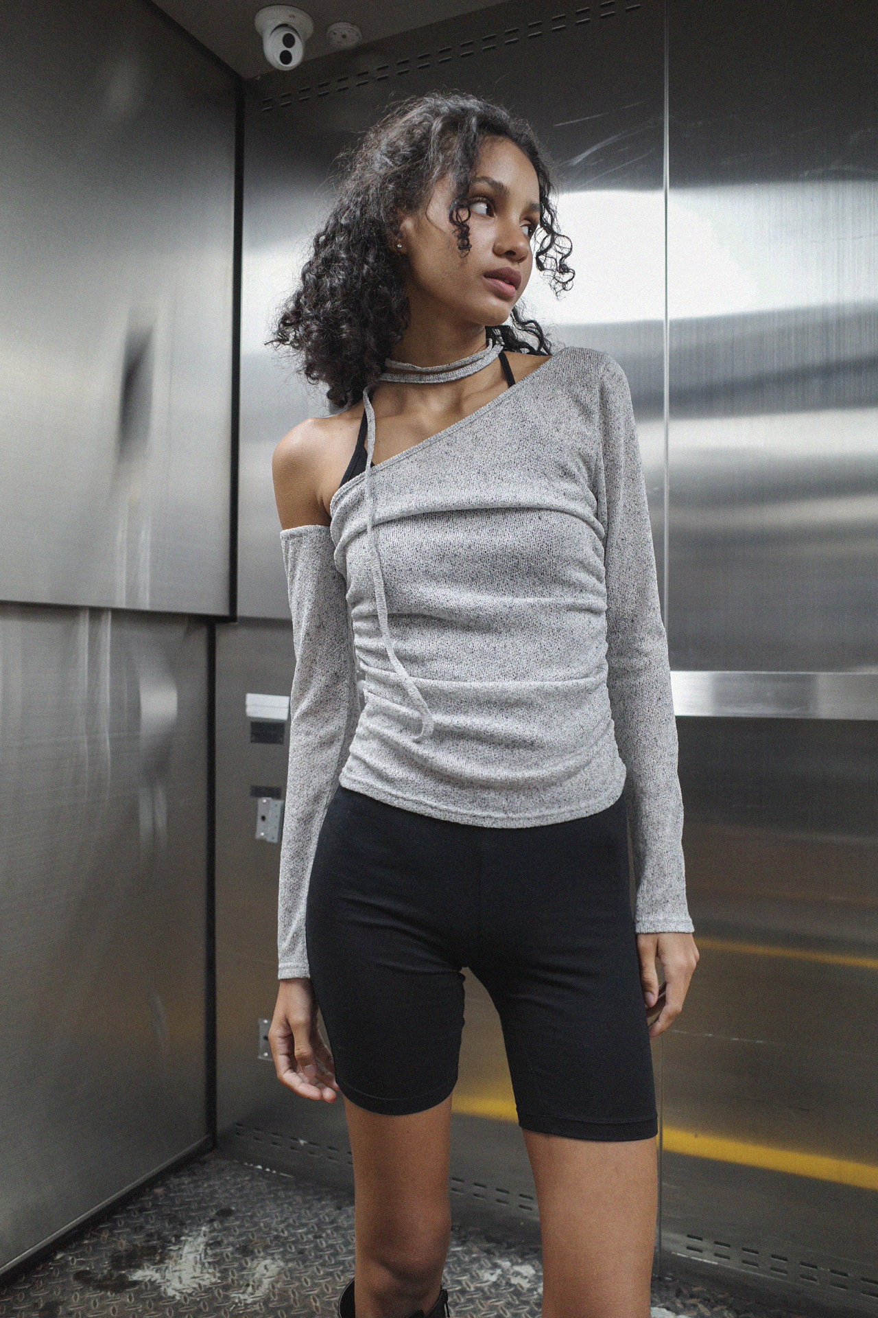 DUST SHIRRING TIE TOP (GRAY)