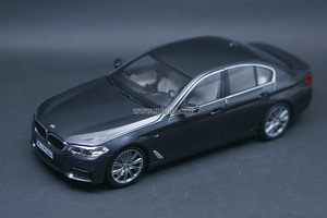 1:18 BMW 5 Series (G30) limousine year 2017 (sophisto gray) 딜러버젼 bmw 5시리즈 다이캐스트 모형자동차