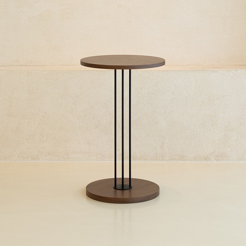 룽고 사이드 테이블. Lungo Side Table