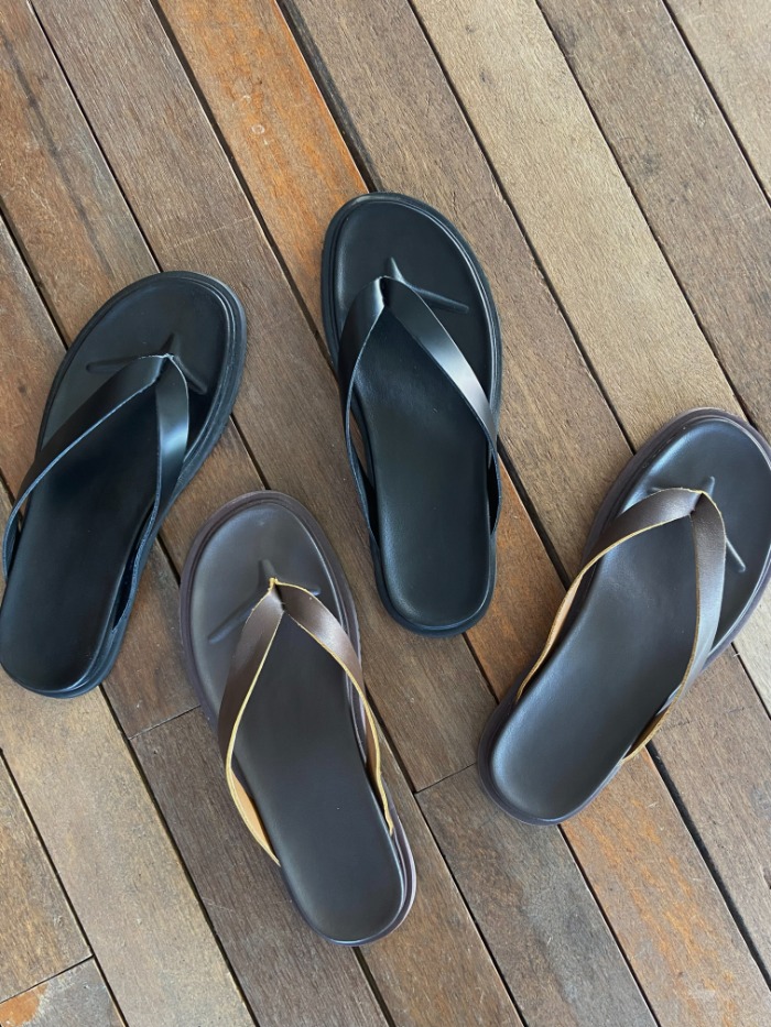 Leather flip-flops