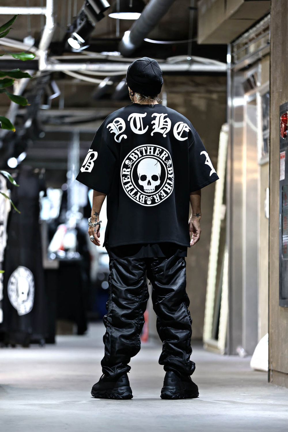 바지 모델 착용 이미지-S17L8