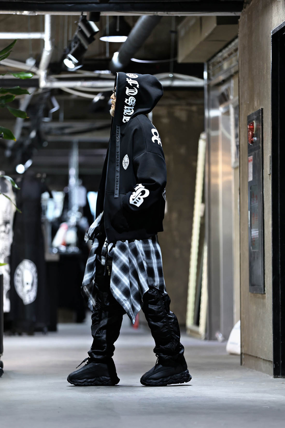 바지 모델 착용 이미지-S17L15