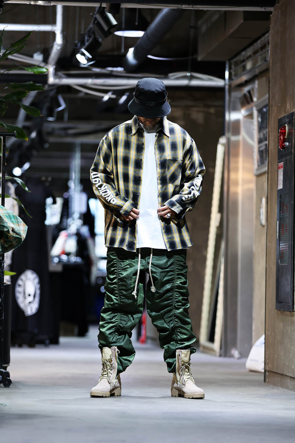 바지 모델 착용 이미지-S17L35