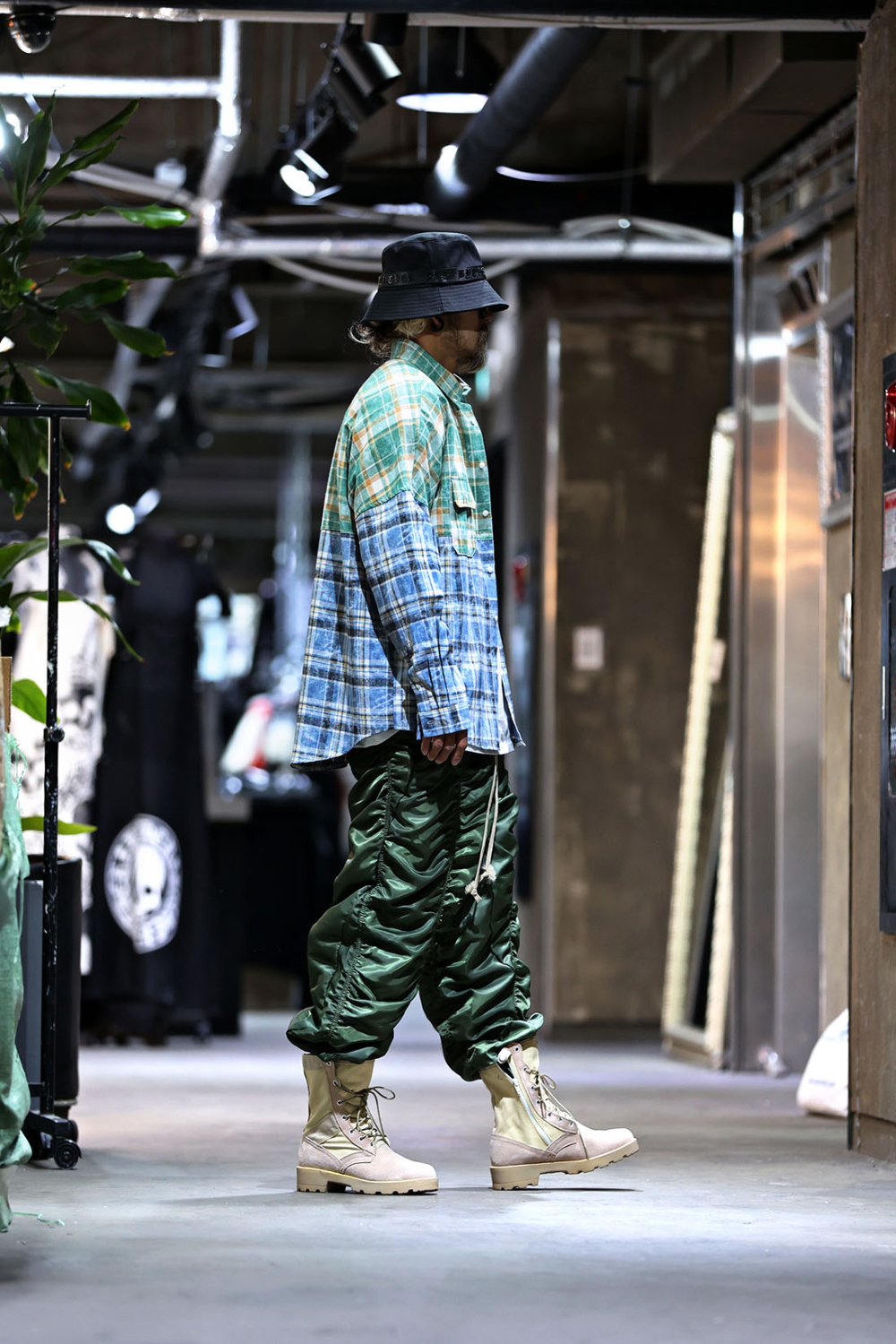 바지 모델 착용 이미지-S17L43