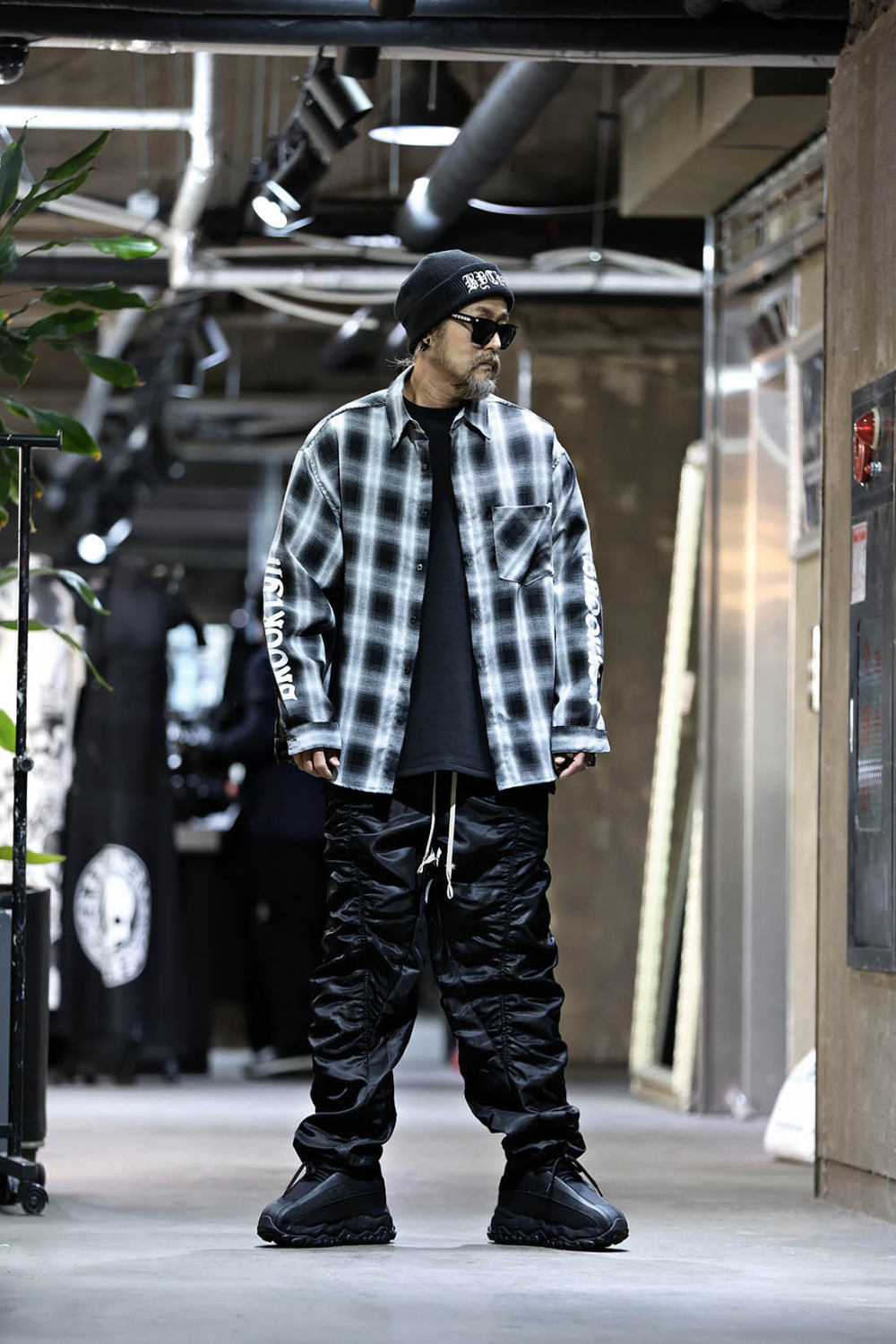 바지 모델 착용 이미지-S17L11