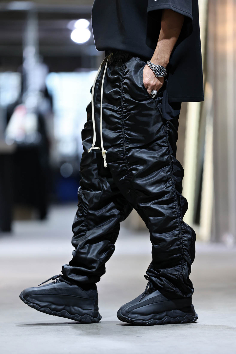 바지 모델 착용 이미지-S17L5