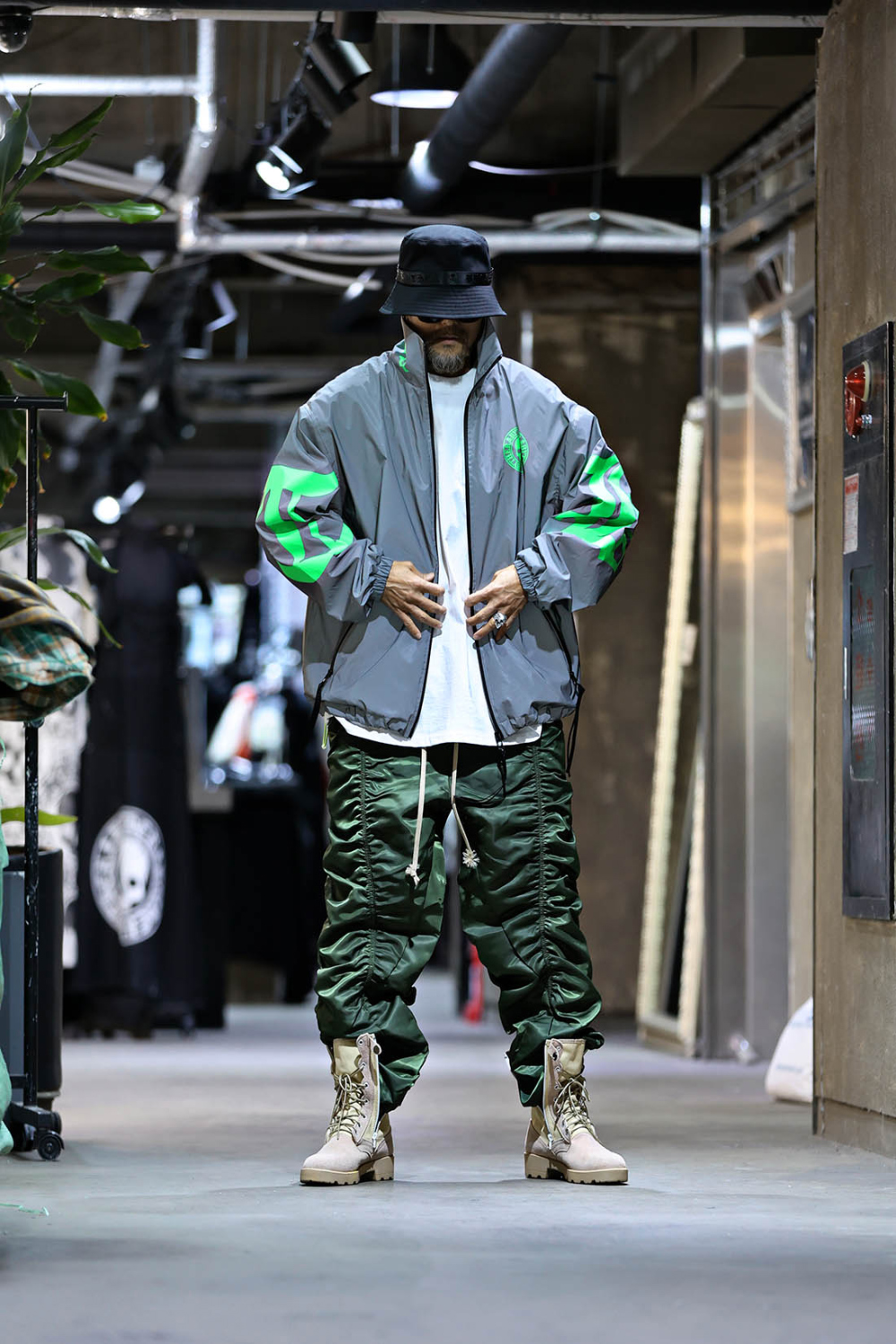 바지 모델 착용 이미지-S17L32