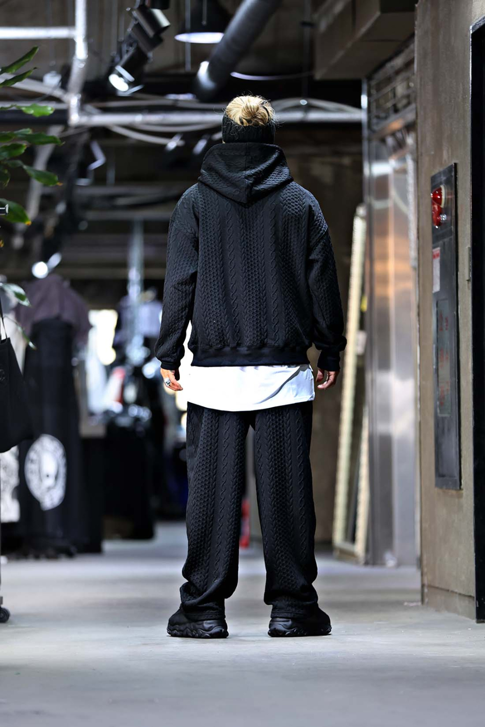 긴팔 티셔츠 모델 착용 이미지-S17L11