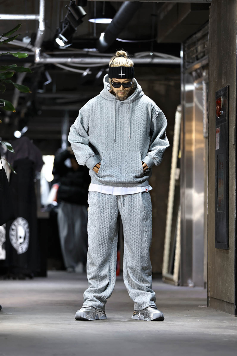 긴팔 티셔츠 모델 착용 이미지-S17L1