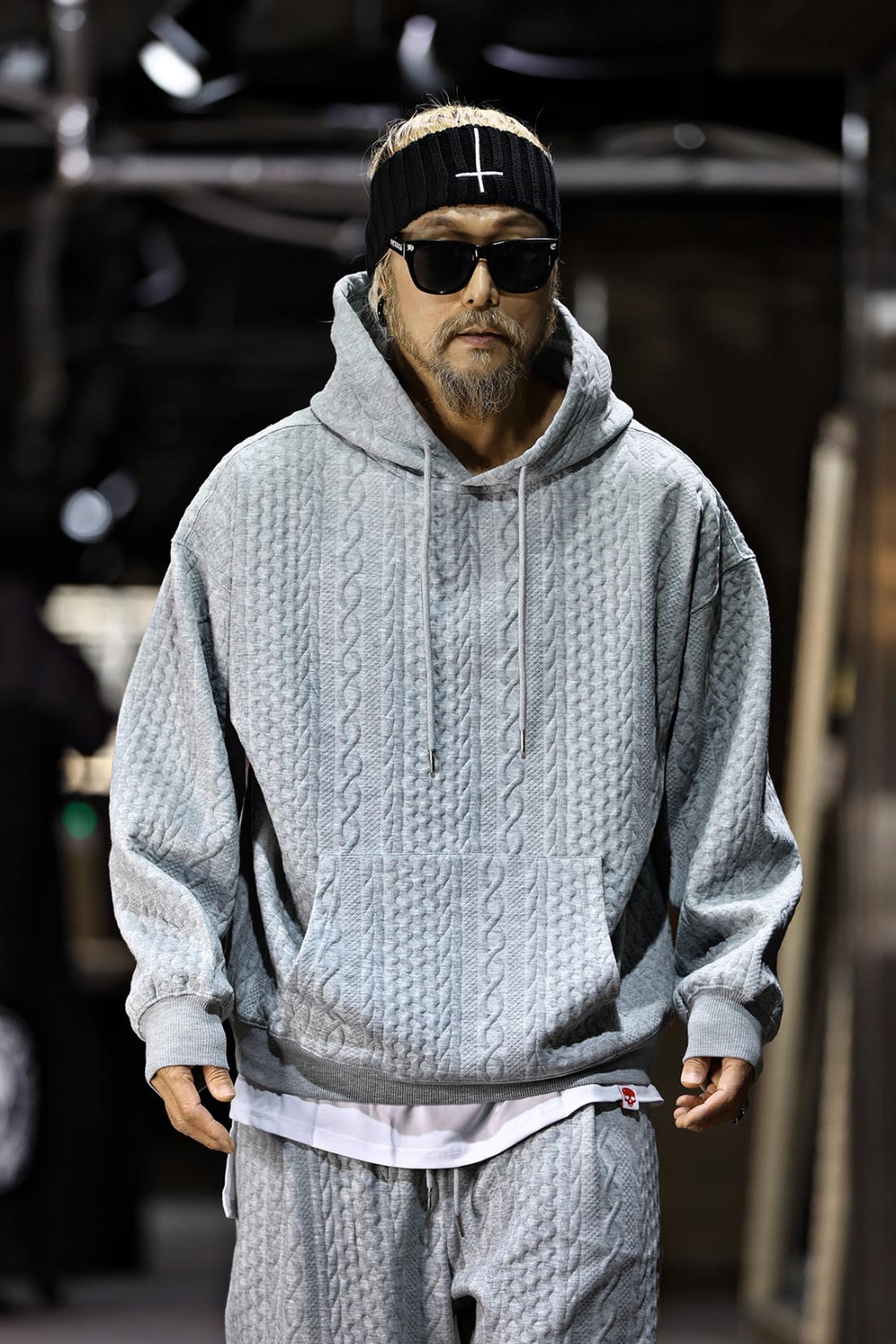 긴팔 티셔츠 모델 착용 이미지-S17L2