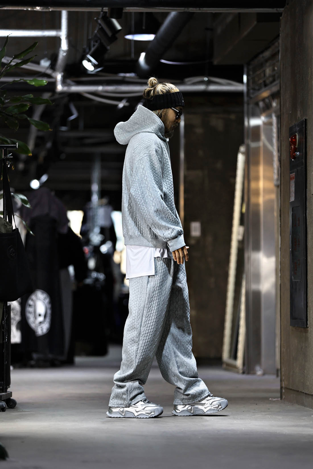 긴팔 티셔츠 모델 착용 이미지-S17L5