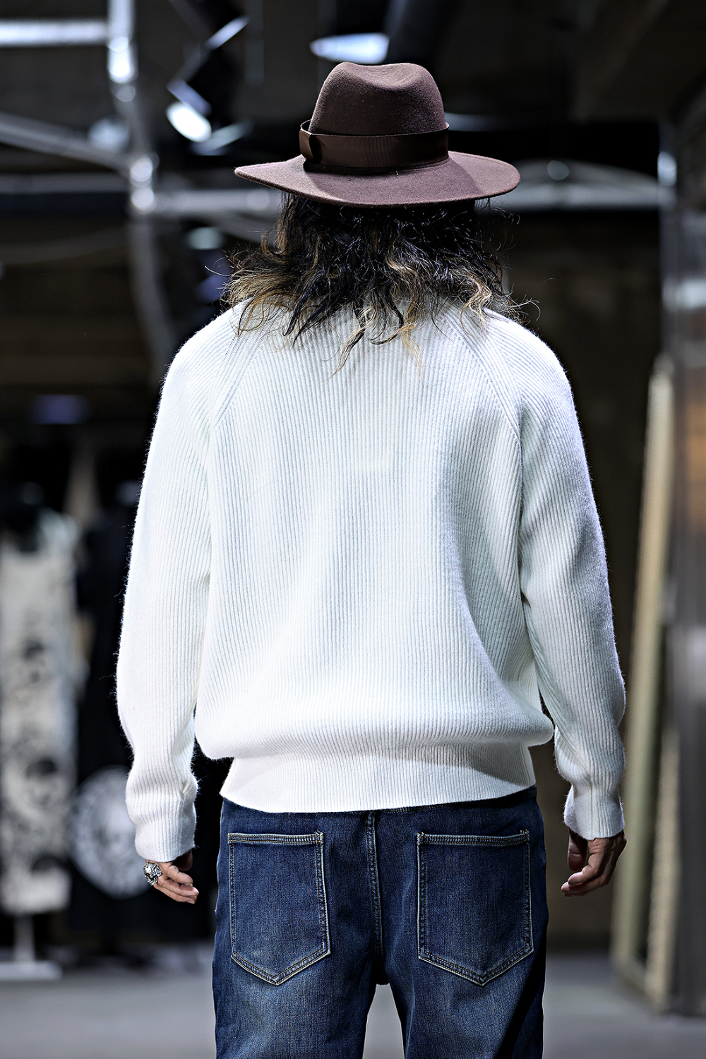 긴팔 티셔츠 모델 착용 이미지-S16L6